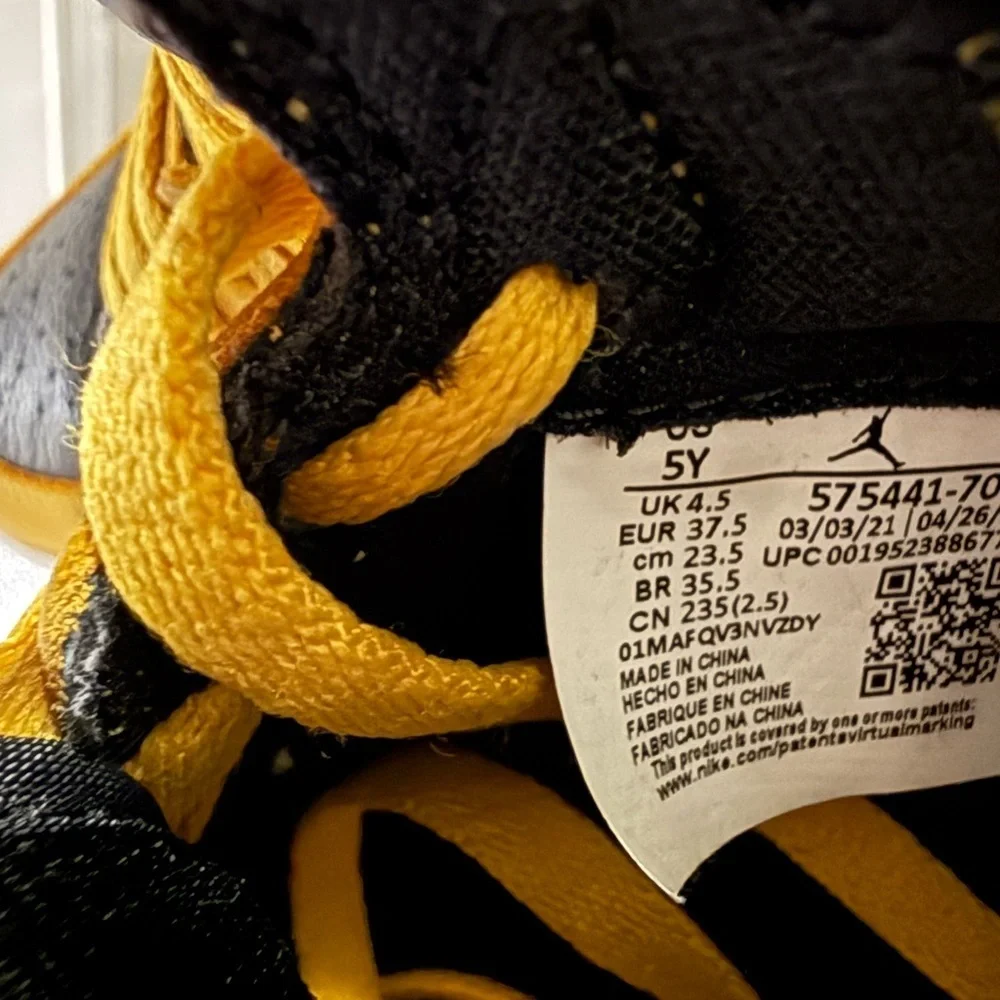 Nike Air Jordan 1 Retro High OG Shoes Youth Size 5Y